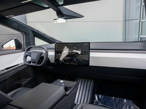 Used 2024 Tesla Cybertruck AWD Crew Cab image 4