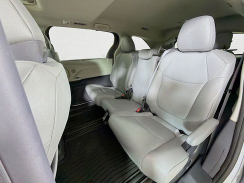 Used 2024 Toyota Sienna XLE FWD image 19