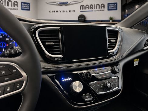 New 2027 Chrysler Pacifica Select FWD image 3
