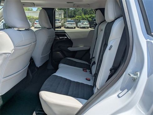 New 2025 Mitsubishi Outlander SE image 14