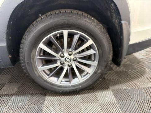 Used 2019 Toyota Highlander XLE AWD/4WD image 34