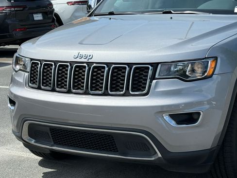 Used 2018 Jeep Grand Cherokee Limited AWD/4WD image 9