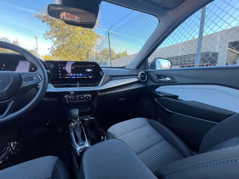 Used 2025 Chevrolet Trax LT image 33