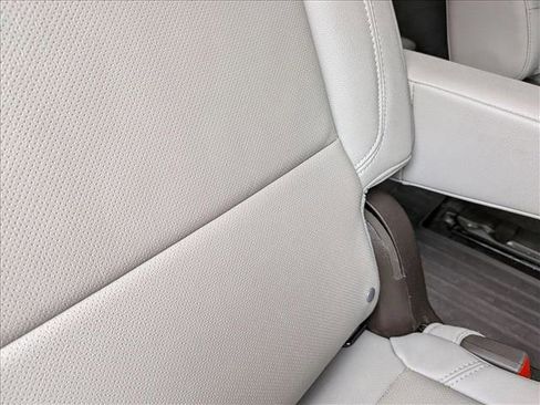 Used 2024 GMC Yukon SLT w/ SLT Luxury Package image 20