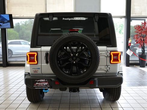 Used 2023 Jeep Wrangler Unlimited Sahara AWD/4WD image 16