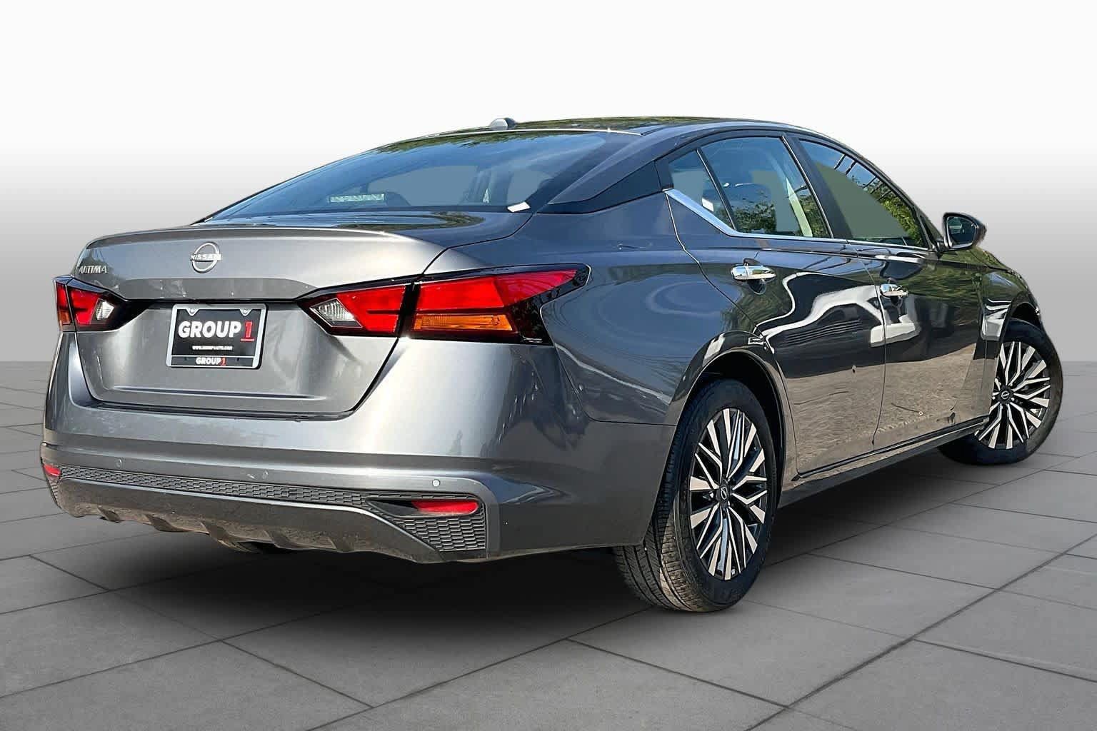 Used 2025 Nissan Altima 2.5 SV FWD image 13