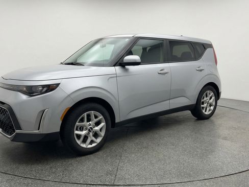 Used 2025 Kia Soul LX w/ LX Technology Package FWD image 3