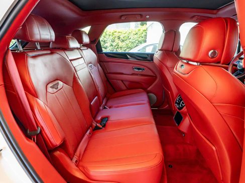Used 2022 Bentley Bentayga AWD/4WD image 26