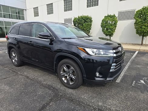 Used 2018 Toyota Highlander Limited Platinum AWD/4WD image 4