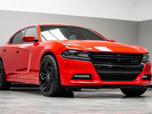 Used 2019 Dodge Charger SXT w/ Plus Group image 4