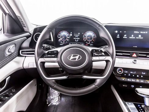 Used 2025 Hyundai Elantra Limited image 21