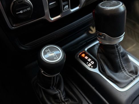 Used 2020 Jeep Wrangler Unlimited Sahara w/ Uconnect 4C Nav & Sound Group AWD/4WD image 19