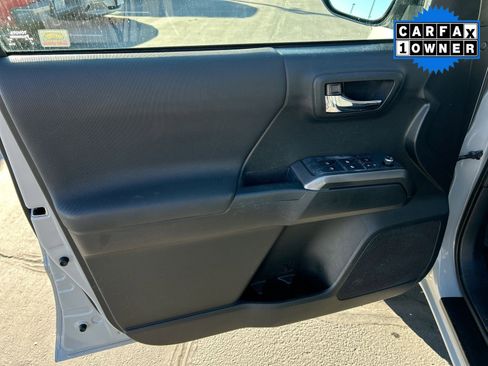 Used 2018 Toyota Tacoma TRD Sport image 9