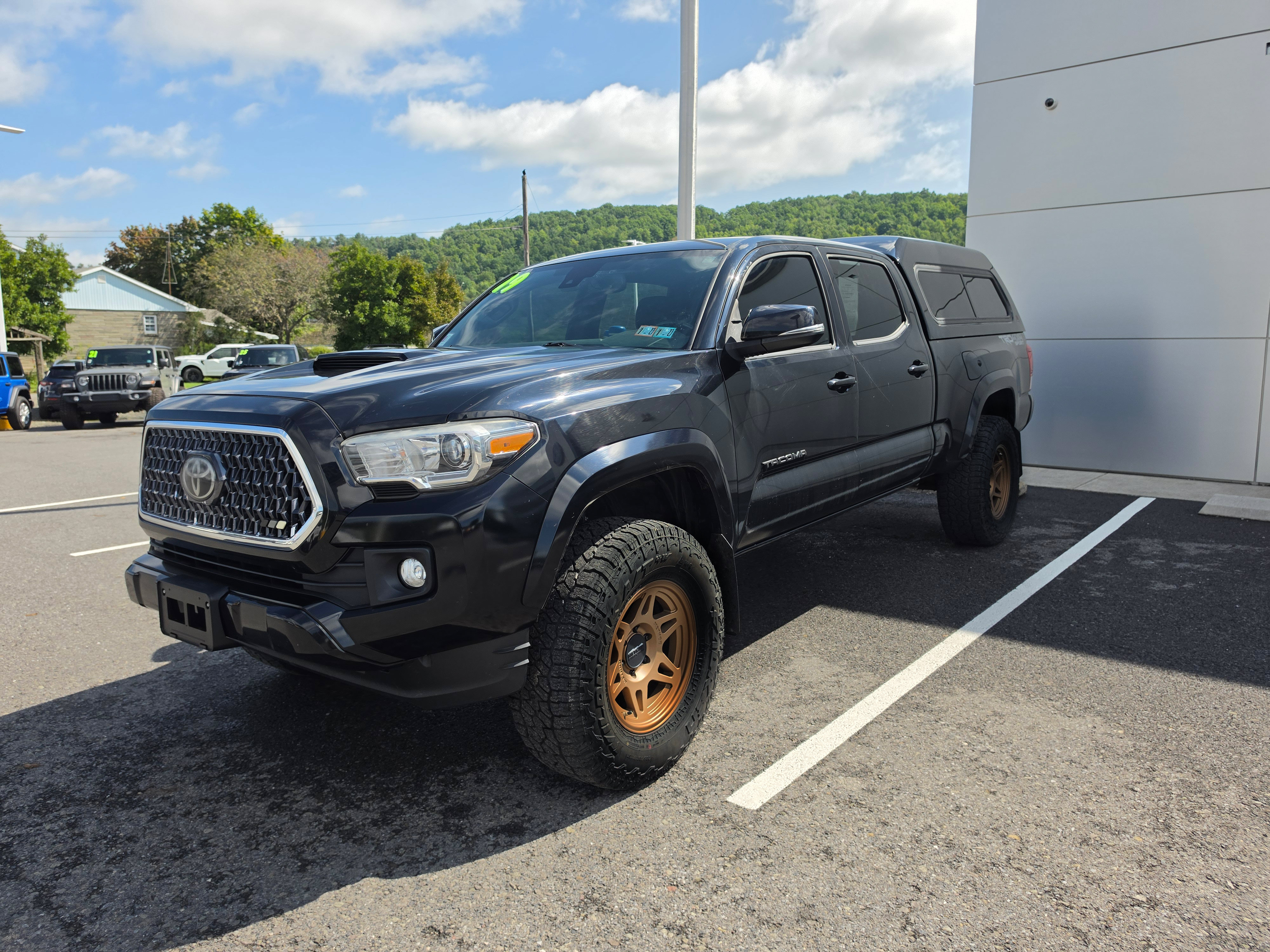 Used 2019 Toyota Tacoma TRD Sport w/ TRD Premium Sport Package AWD/4WD image 7