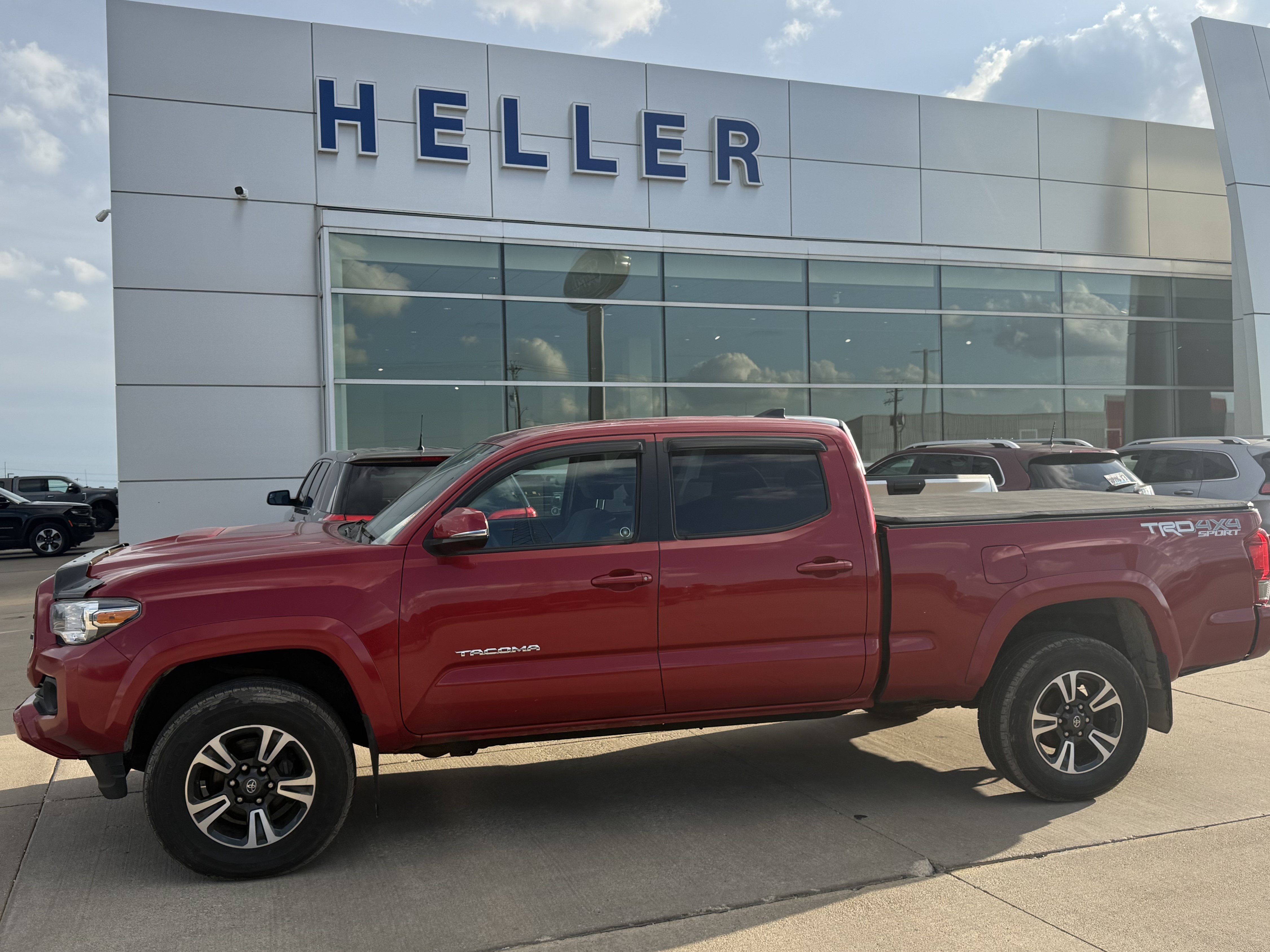 Used 2016 Toyota Tacoma TRD Sport AWD/4WD image 3