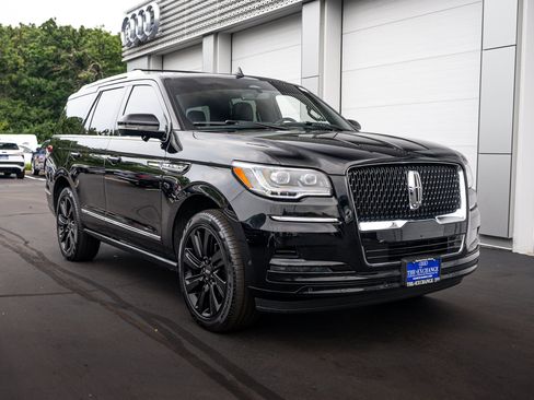 Used 2023 Lincoln Navigator Reserve AWD/4WD image 2