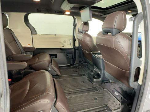 Used 2023 Toyota Sienna Platinum image 30
