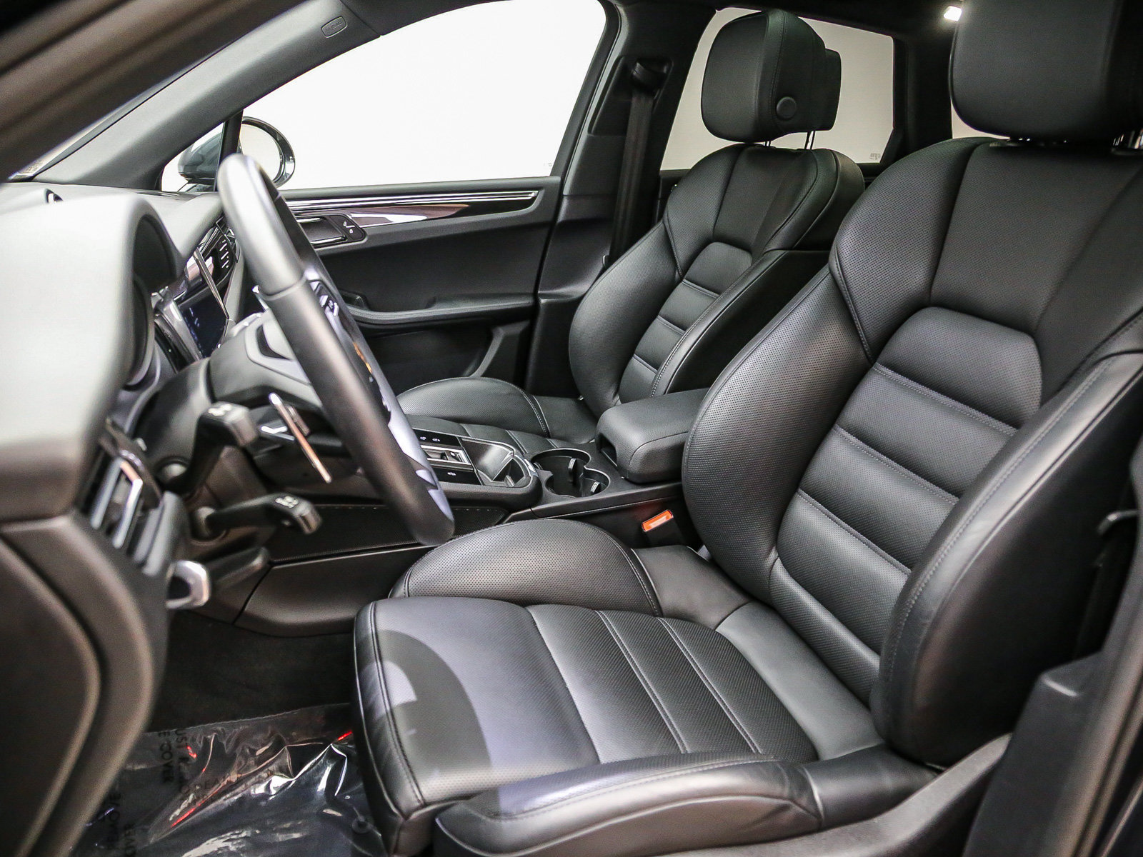 Certified 2026 Porsche Macan AWD/4WD image 4