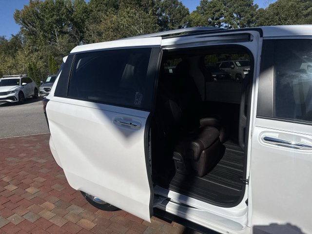 Used 2023 Toyota Sienna Platinum FWD image 28
