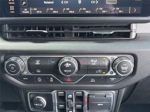 Used 2025 Jeep Gladiator Sport AWD/4WD image 18