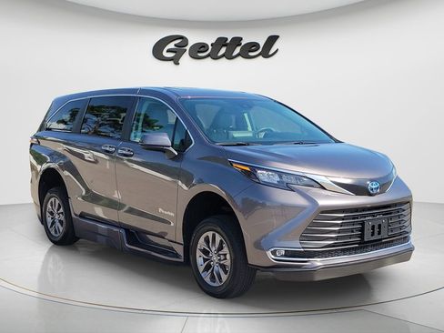 Used 2024 Toyota Sienna XLE FWD image 3