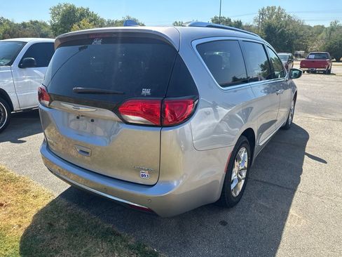 Used 2019 Chrysler Pacifica Limited FWD image 3