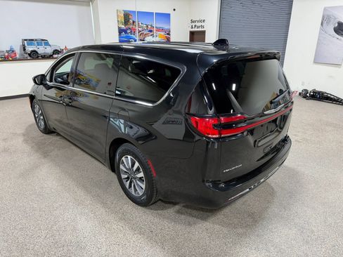 Used 2023 Chrysler Pacifica Touring-L FWD image 19
