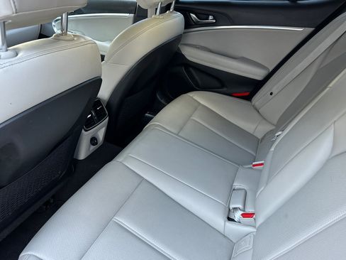 Used 2023 Genesis G70 2.0T image 12