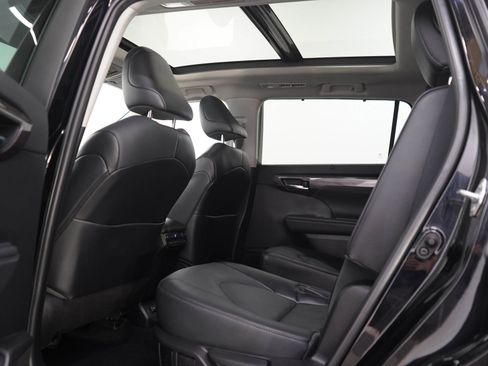Used 2022 Toyota Highlander Platinum AWD/4WD image 18