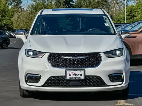 Used 2022 Chrysler Pacifica Limited w/ Uconnect Theater Family Group FWD image 8