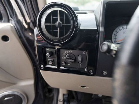 Used 2004 HUMMER H2 w/ Preferred Equipment Group image 31