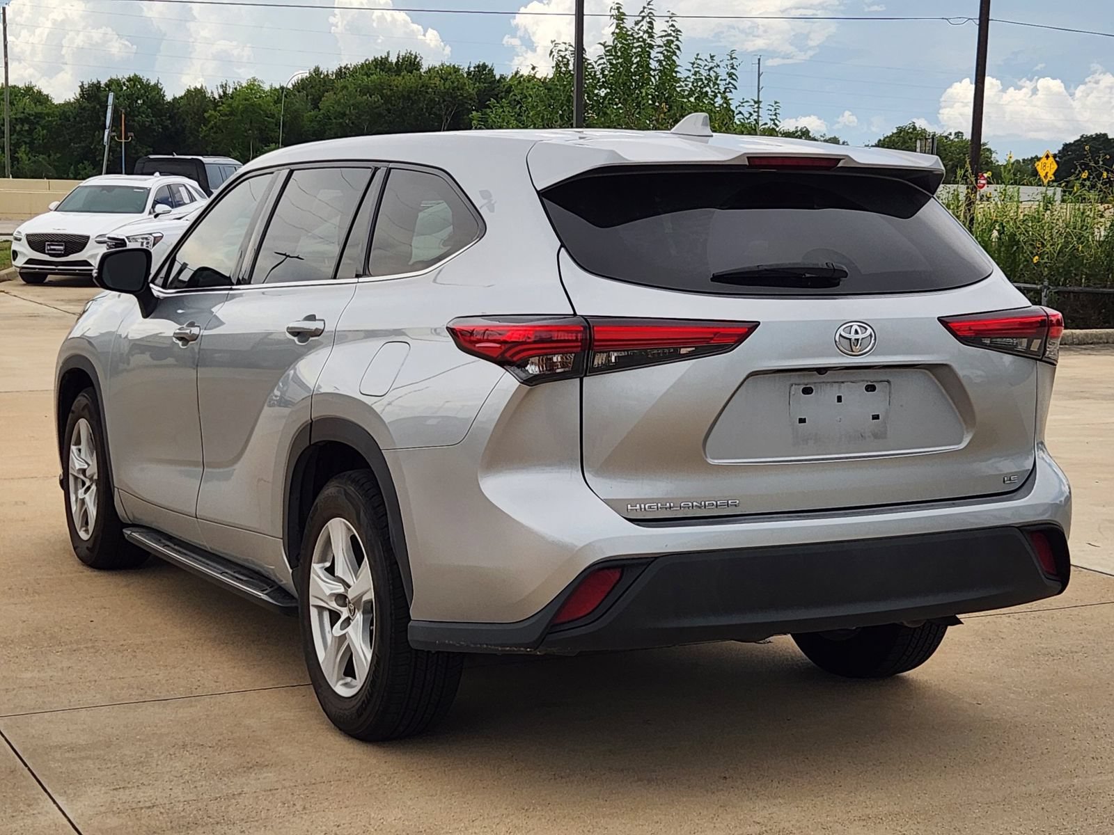 Used 2021 Toyota Highlander LE FWD image 6