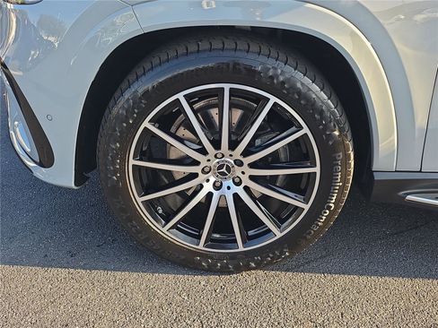 Used 2024 Mercedes-Benz GLS 580 4MATIC image 7