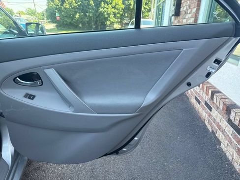 Used 2011 Toyota Camry LE FWD image 19