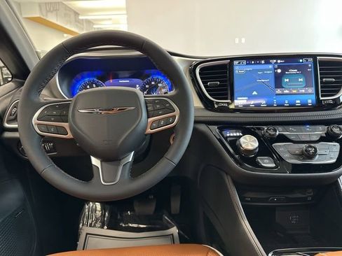 New 2026 Chrysler Pacifica Pinnacle image 5