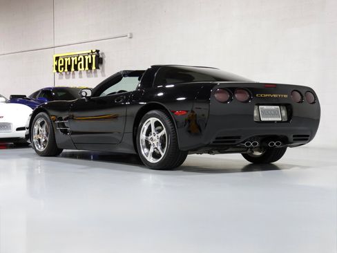 Used 2004 Chevrolet Corvette Coupe w/ Roof Package RWD image 34