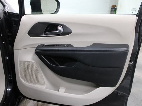 Used 2023 Chrysler Pacifica Touring-L FWD image 35