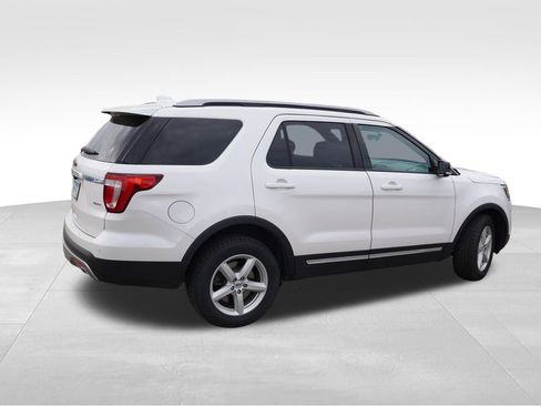 Used 2017 Ford Explorer XLT w/ Equipment Group 202A AWD/4WD image 3
