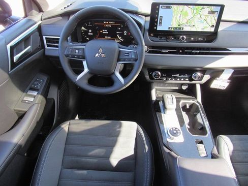 New 2025 Mitsubishi Outlander SE FWD image 11