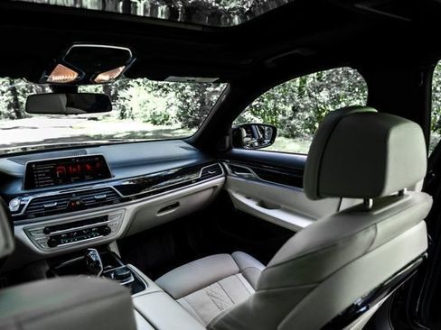 Used 2022 BMW 750i xDrive w/ Autobahn Package AWD/4WD image 17