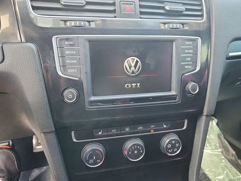 Used 2016 Volkswagen Golf 4-Door FWD image 22