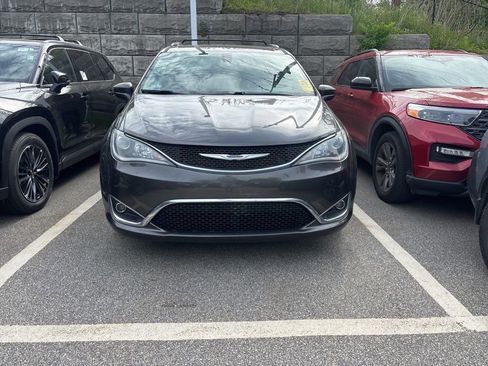 Used 2019 Chrysler Pacifica Touring-L FWD image 2