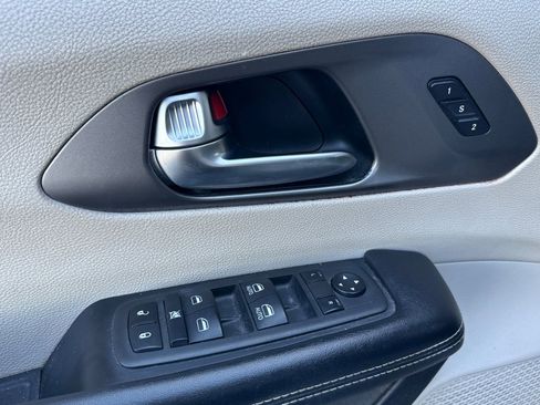 Used 2022 Chrysler Pacifica Touring-L image 12