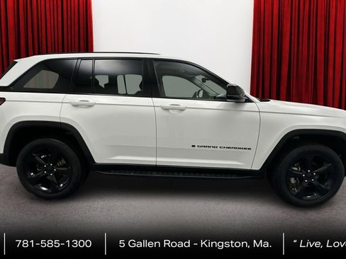Used 2023 Jeep Grand Cherokee Limited w/ Black Appearance Package AWD/4WD image 4