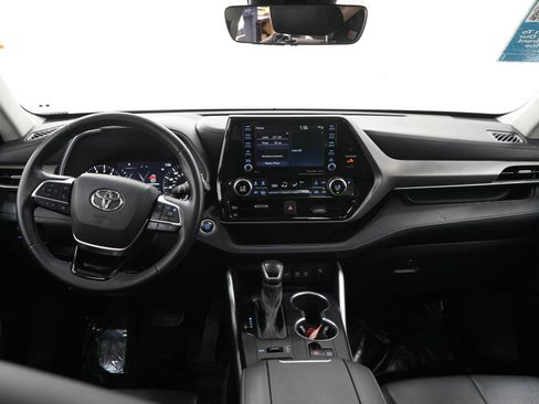 Used 2021 Toyota Highlander XLE AWD/4WD image 17