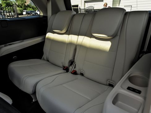 Used 2024 Mercedes-Benz GLS 450 4MATIC image 24