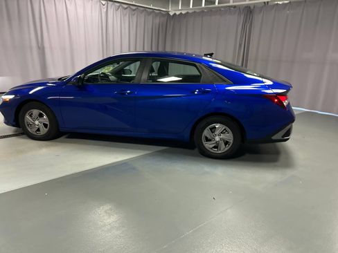Used 2025 Hyundai Elantra SE FWD image 4