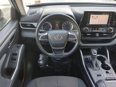 Used 2022 Toyota Highlander LE image 16