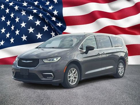 Used 2023 Chrysler Pacifica Touring-L FWD image 13