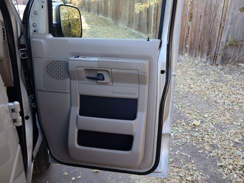 Used 2009 Ford E-350 and Econoline 350 Super Duty Wagon image 28